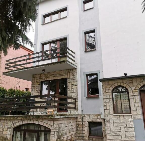 تختخواب در اتاق مشترک, For Rest Hostel