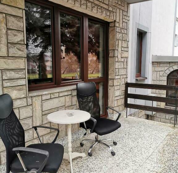 تختخواب در اتاق مشترک, For Rest Hostel