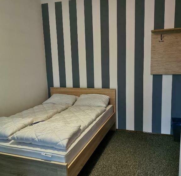 تختخواب در اتاق مشترک, For Rest Hostel