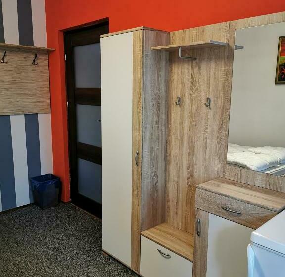 تختخواب در اتاق مشترک, For Rest Hostel