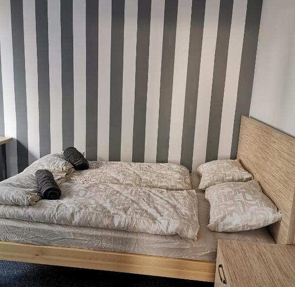 اتاق لوکس با بالکن, For Rest Hostel