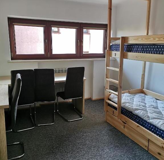 تختخواب در اتاق مشترک, For Rest Hostel