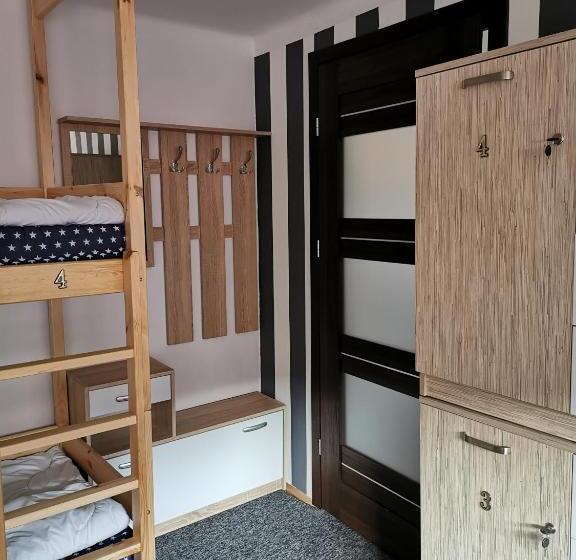 تختخواب در اتاق مشترک, For Rest Hostel