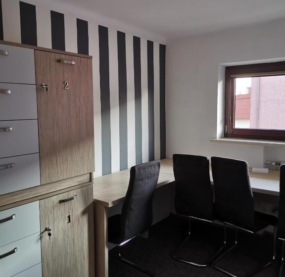 تختخواب در اتاق مشترک, For Rest Hostel