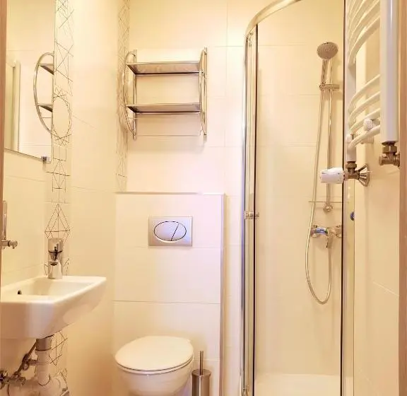 اتاق چهار تخته با دستشویی مشترک, Hostel Annamarie