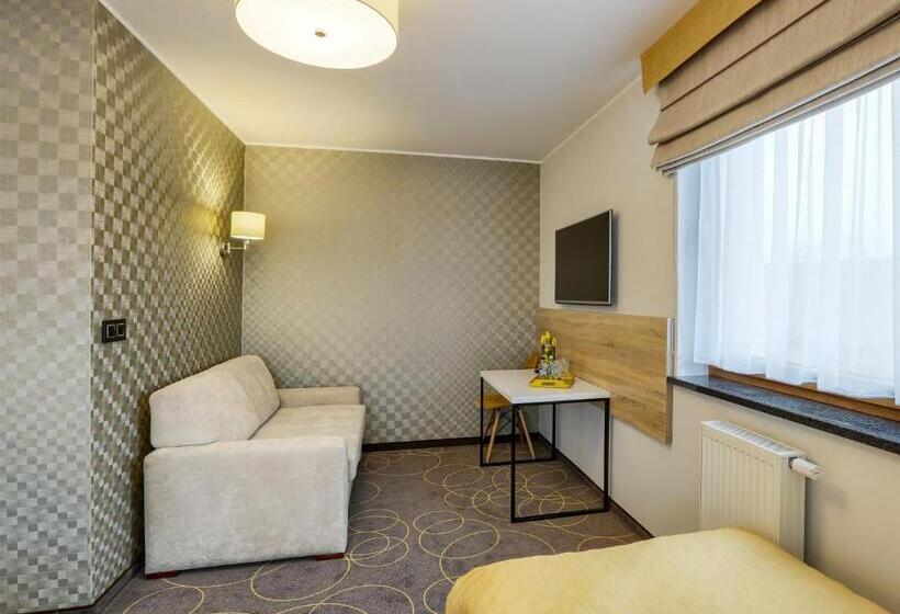 غرفة عائلية, Antek