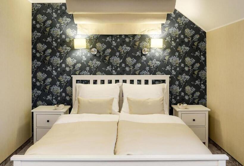 شقة غرفة واحدة, Antek