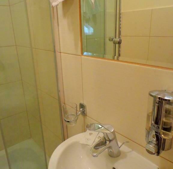 غرفة قياسية ثلاثية, Korona Palace