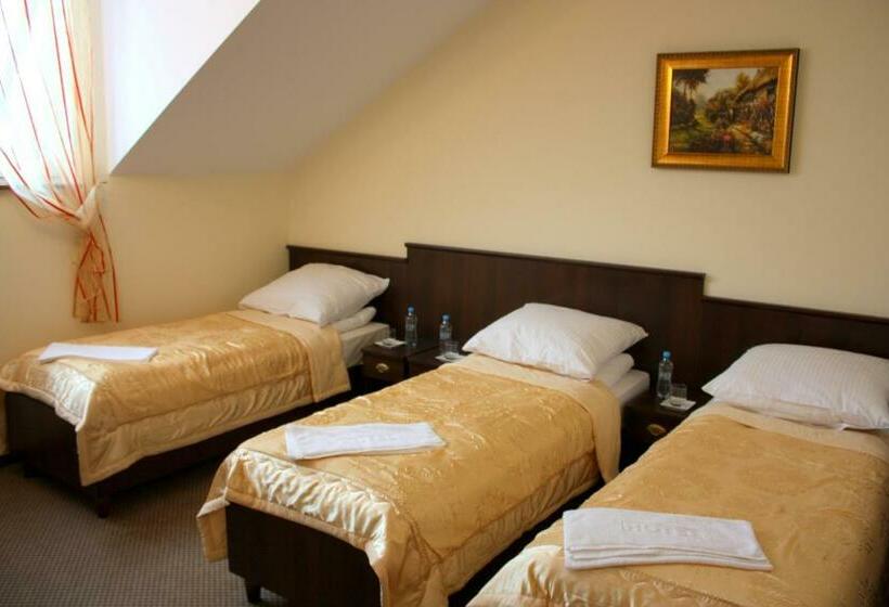 غرفة قياسية ثلاثية, Korona Palace