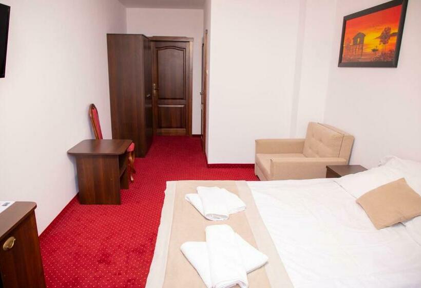 غرفة قياسية ثلاثية, Korona Palace