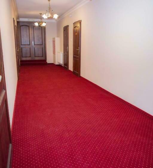 غرفة قياسية ثلاثية, Korona Palace