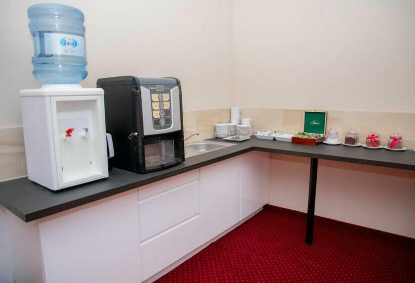 غرفة قياسية ثلاثية, Korona Palace