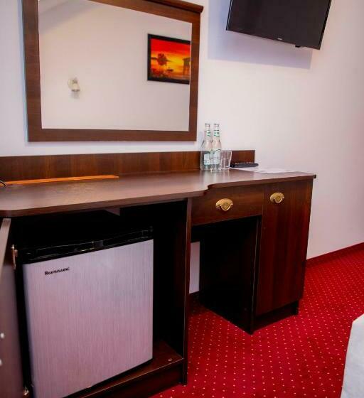 غرفة قياسية ثلاثية, Korona Palace