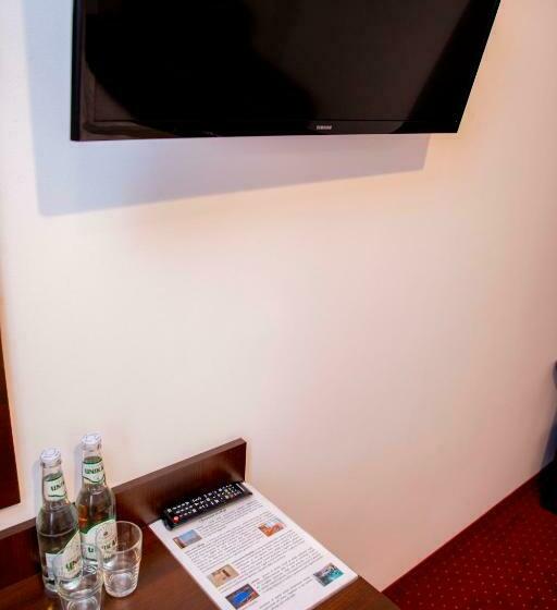 غرفة قياسية ثلاثية, Korona Palace