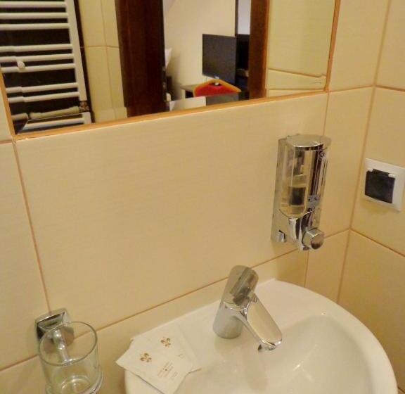 غرفة قياسية, Korona Palace