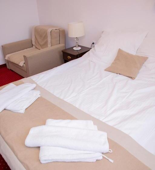 غرفة قياسية, Korona Palace