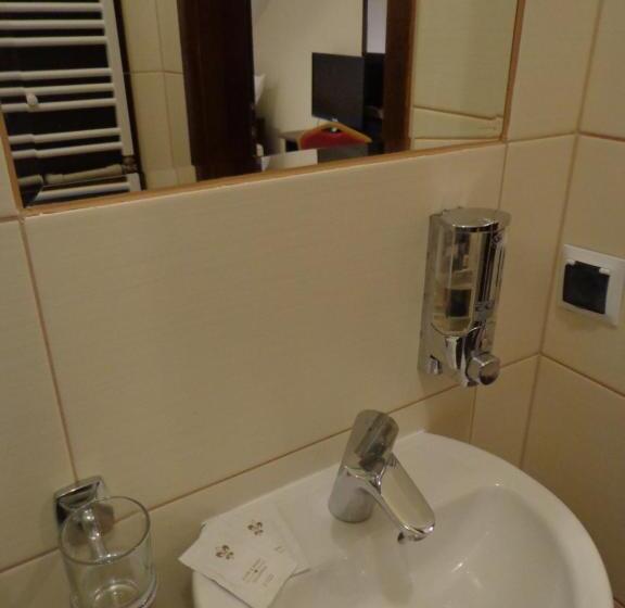 غرفة قياسية فردية, Korona Palace