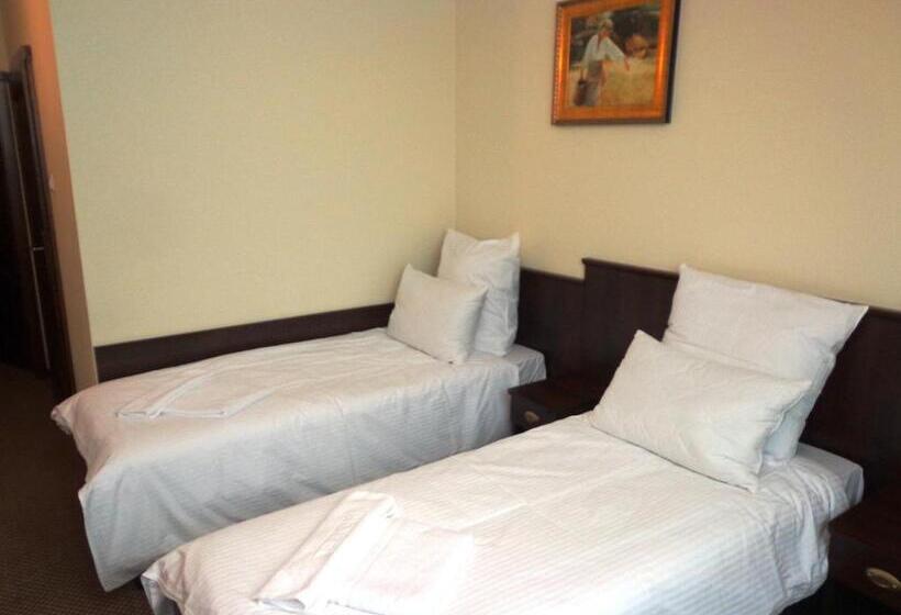 غرفة قياسية رباعية, Korona Palace