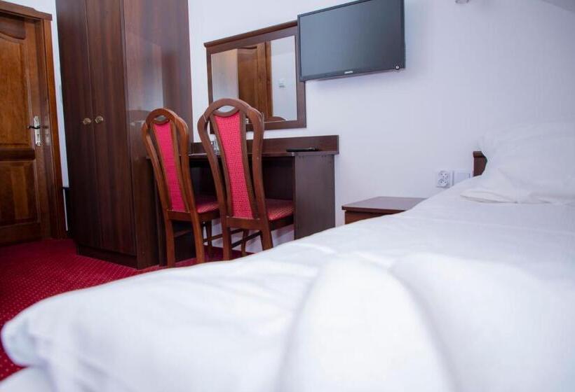 غرفة قياسية رباعية, Korona Palace