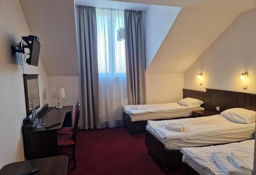 غرفة قياسية ثلاثية, Korona Palace