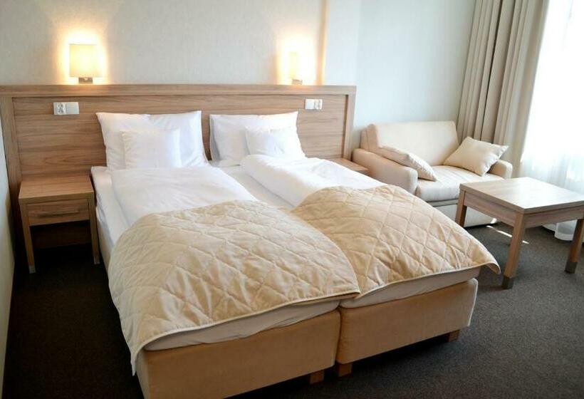 اتاق استاندارد سه نفره, Parkowa 3