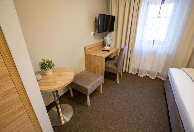 اتاق استاندارد یک نفره, Parkowa 3