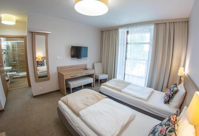 اتاق استاندارد چهارنفره با بالکن, Parkowa 3