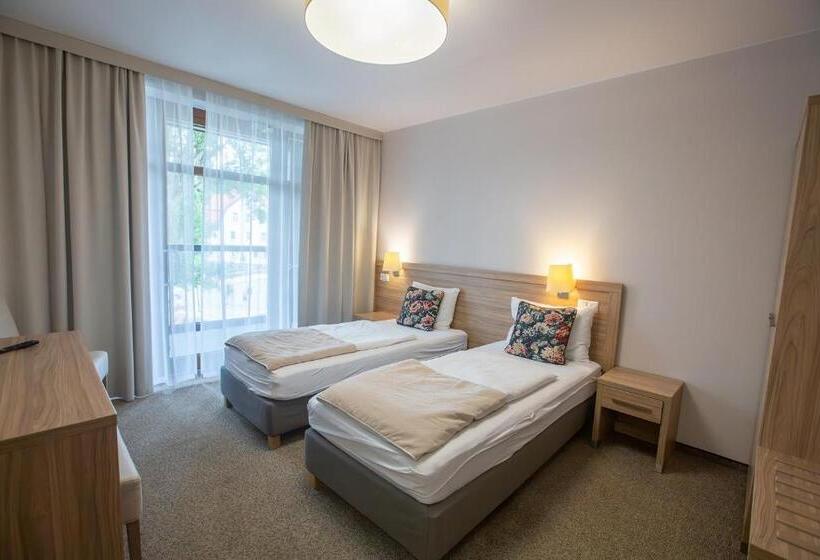 اتاق استاندارد چهارنفره با بالکن, Parkowa 3