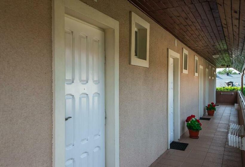 Standard Kolmen Hengen Huone, Pokoje Nowakowscy