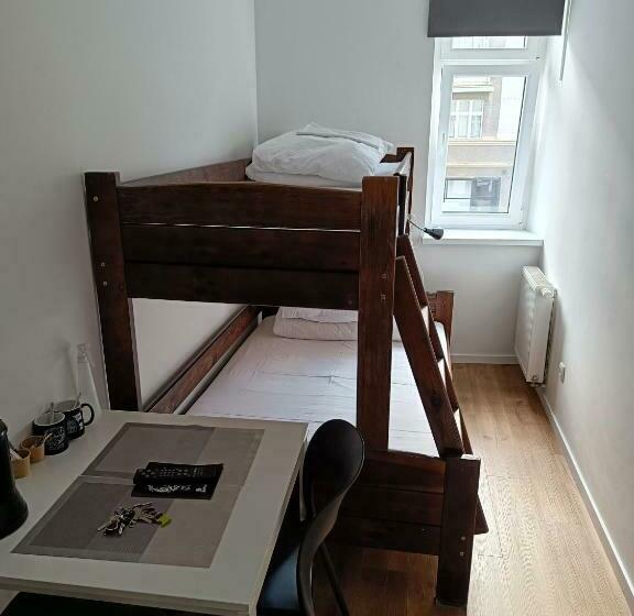 اتاق پایه با سرویس بهداشتی مشترک, Blues Rooms