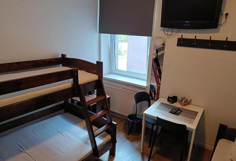 تختخواب در اتاق مشترک, Blues Rooms