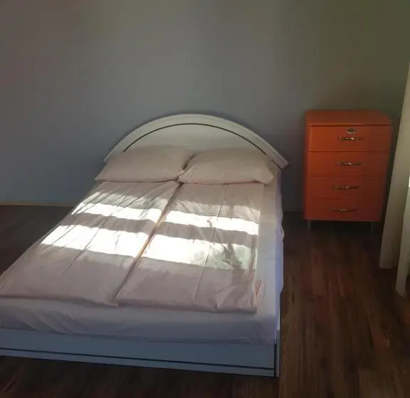 Perhehuone, Kaktus Guest House
