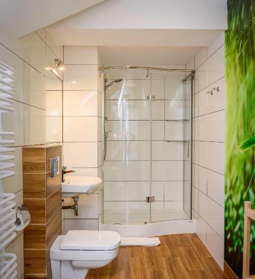 اتاق اکونومی, Dom Na Klonowym Wzgórzu