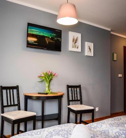 اتاق اکونومی, Dom Na Klonowym Wzgórzu