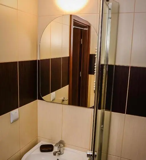 Perhestudio, Dom Na Klonowym Wzgórzu