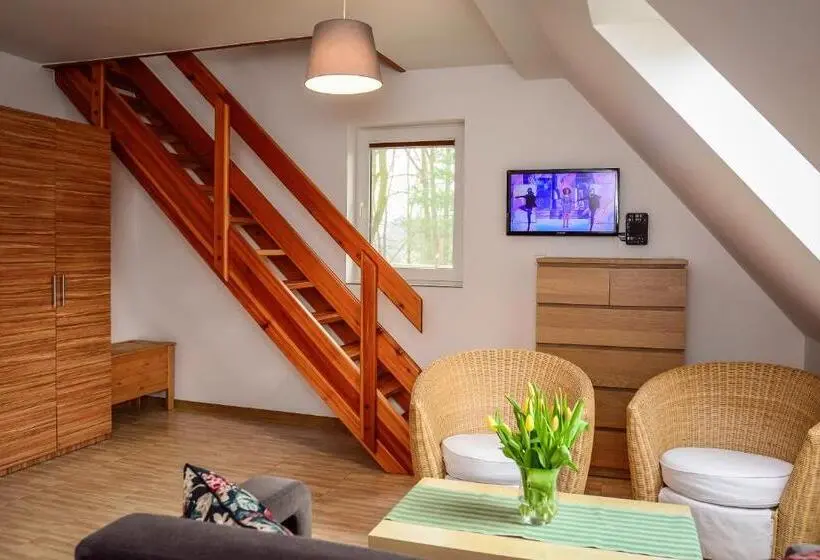 Perhestudio, Dom Na Klonowym Wzgórzu
