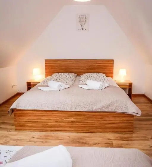 Perhestudio, Dom Na Klonowym Wzgórzu