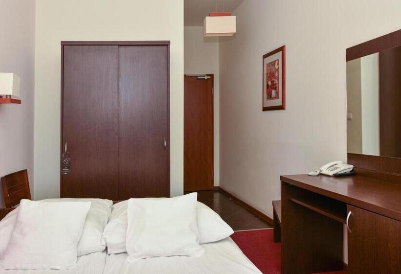 اتاق اکونومی, Hyrny