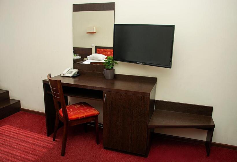 اتاق اکونومی, Hyrny