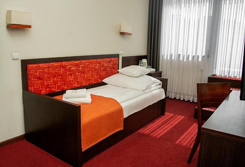 اتاق اکونومی, Hyrny