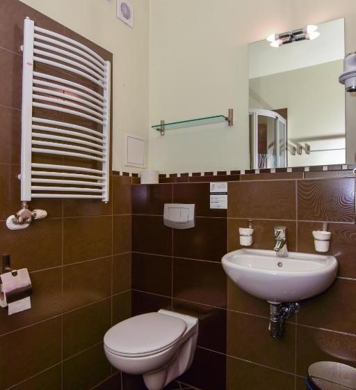 اتاق لوکس با چشمانداز, Hyrny