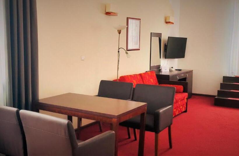 اتاق لوکس با چشمانداز, Hyrny