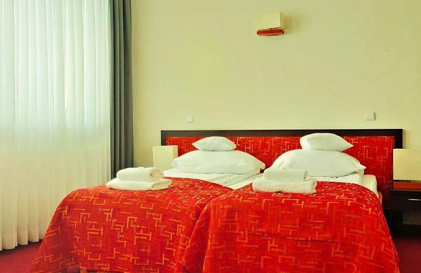 اتاق لوکس با چشمانداز, Hyrny