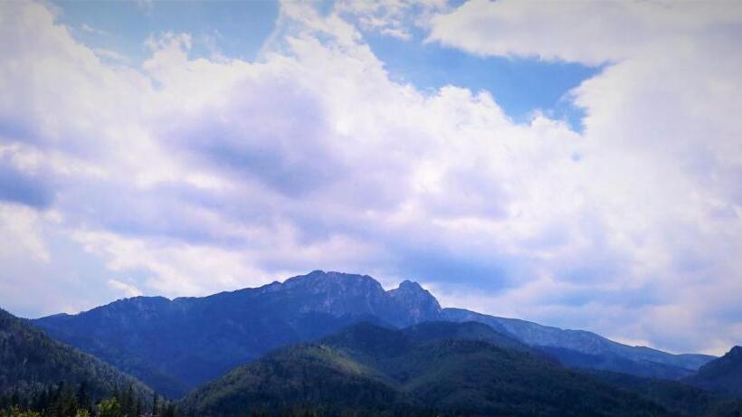 اتاق لوکس با چشمانداز, Hyrny