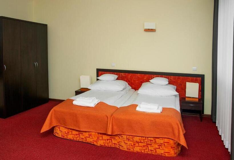 اتاق استاندارد, Hyrny