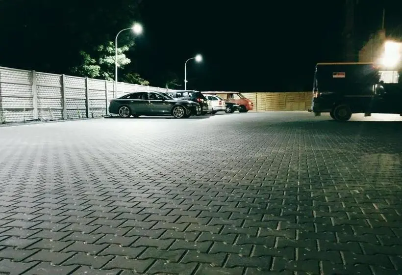 スタンダードスタジオ, Noclegi M4