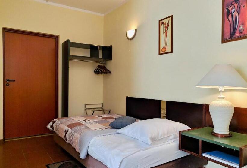 身障者適用スタンダードルーム, Pawłowski