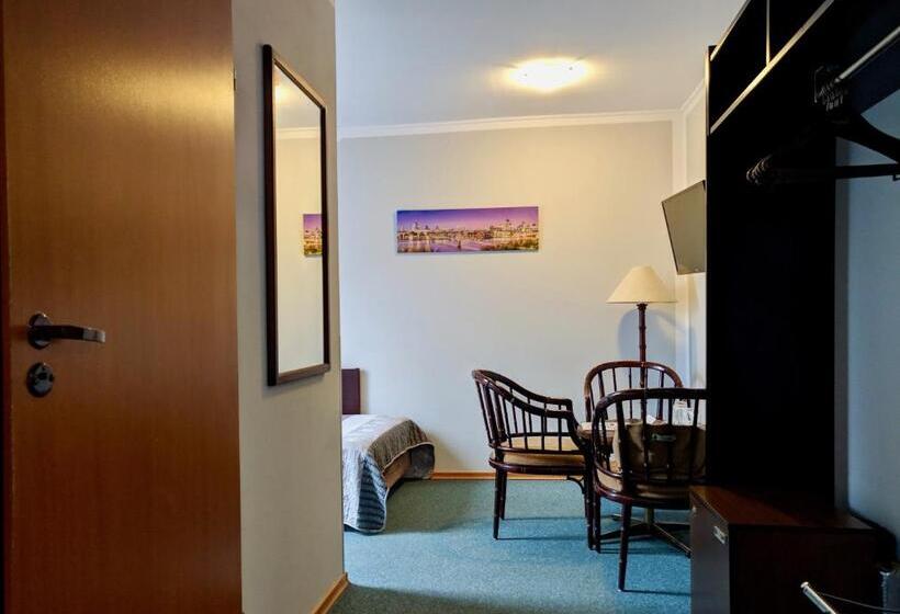 エコノミートリプルルーム, Pawłowski