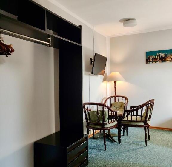 エコノミートリプルルーム, Pawłowski