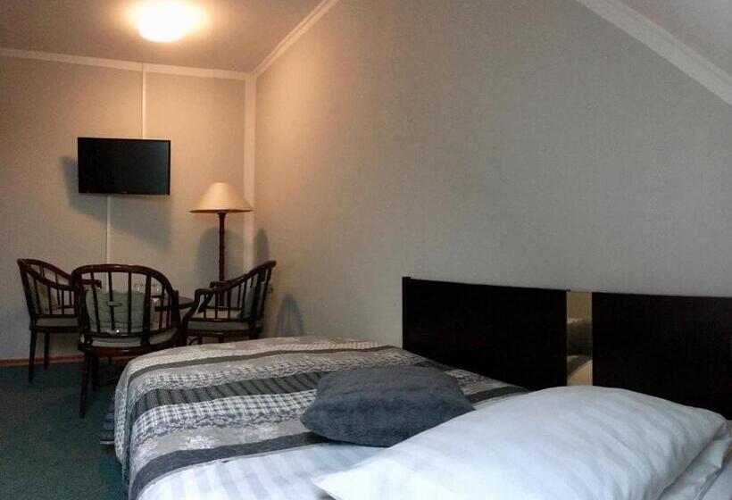 エコノミートリプルルーム, Pawłowski